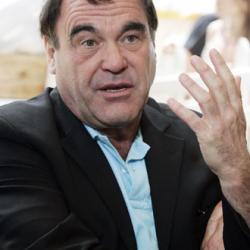 Stone filmará entrega de rehenes FARC para documental sobre América Latina