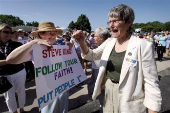 En esta foto del 2012, se ve a la hemana Simone Campbell, directora ejecutiva de Network, frente a Renate Dellmann, de Ames, Iowa, durante una escala en el primer día de una gira de religiosas por esa región. Netxork es un organismo que promueve la justicia social fundado por monjas hace cuatro décadas.AP