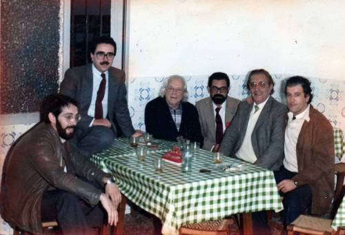 Antonio Lagares,  el primero a a la derecha en Cádiz, junto a Rafael Alberti, Rafael Duarte y otros escritores. Circa: 1981