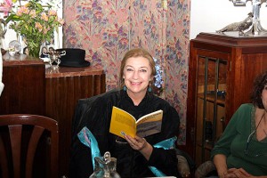 Edith Checa, presidenta de la Asociación Cultural y Literaria "La Avellaneda" de Sevilla, lee textos de La Avellaneda.