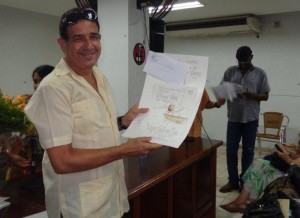 Frank Padrón, recibe el Premio Ensayo UNEAC