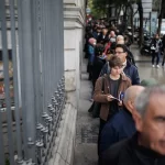 Decenas de personas hacen fila para despedir al cantautor cubano